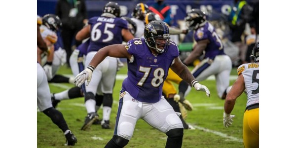 Sekä Baltimore Ravensin että Kansas City Chiefsin taklausasemat ovat vaihtaneet pelaajia
